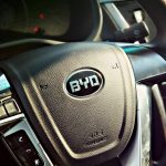 A Estratégia Dupla da BYD: Do Superesportivo Acrobático ao SUV Inteligente de Baixo Custo